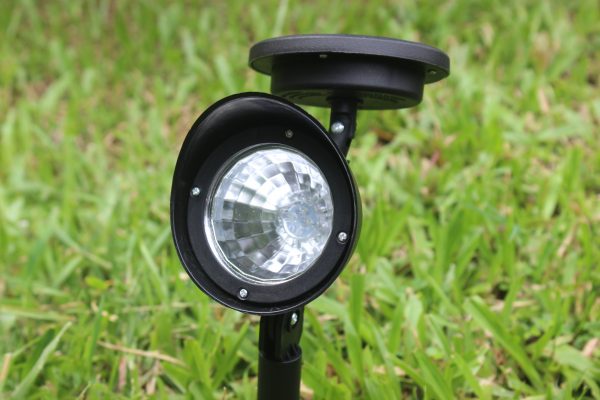 Lắp đặt đèn sân vườn cần đảm bảo nguyên tắc về an toàn và hiệu quả chiếu sáng.